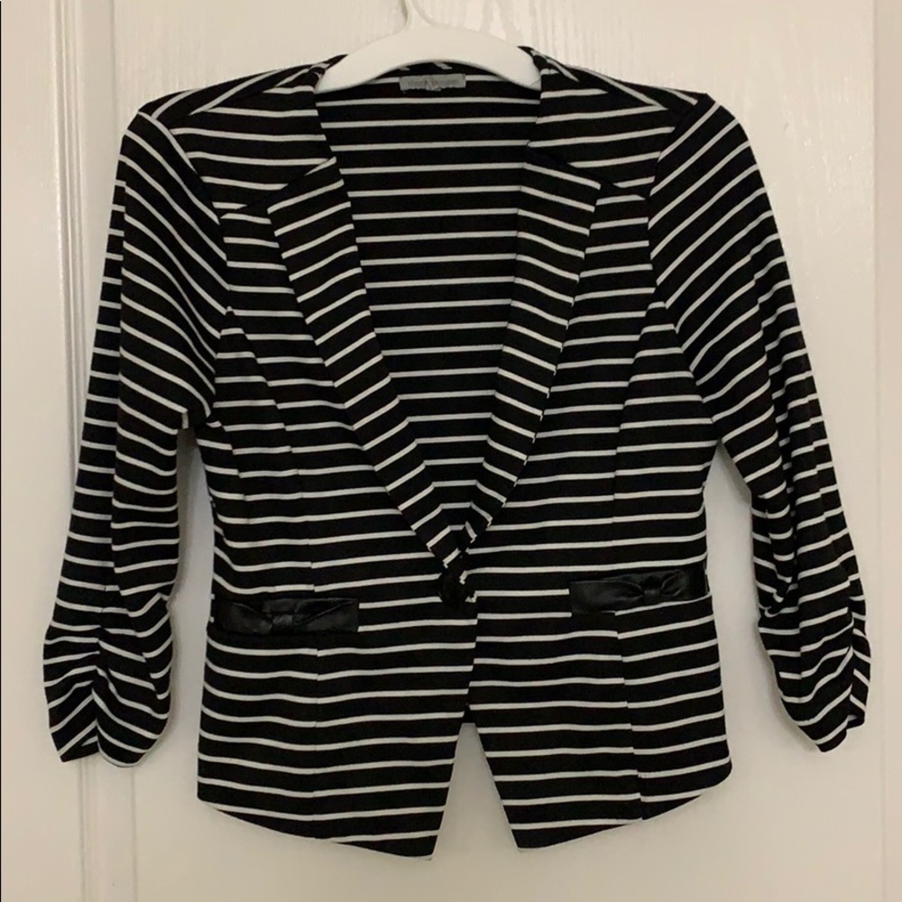 🔮super cute black and white striped blazer!